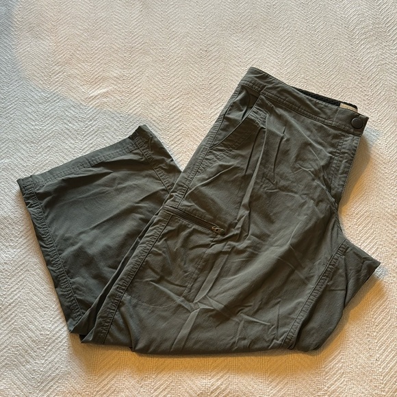 L.L. Bean Water -Repellant Comfort Trail Pants Mid-Rise Cropped Pants - Picture 2 of 14